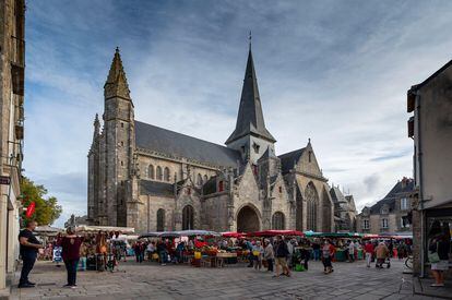 Un mercado frente a la colegiata de Saint Aubin, en Guérande.