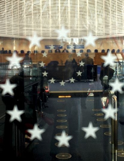 Vista, a través de un cristal, del Tribunal Europeo de Derechos Humanos de Estrasburgo