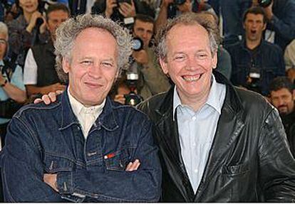 Jean-Pierre Dardenne, a la izquierda, y su hermano Luc posan ante los fotógrafos en Cannes.