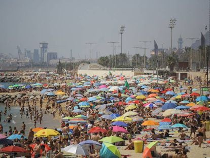 Las playas de Barcelona repletas de bañistas