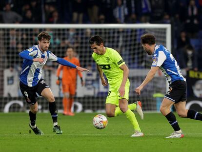 Pere Milla, entre Puado y Bare, en el duelo entre el Espanyol y el Elche en Cornellà.
