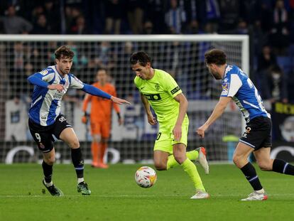 Pere Milla, entre Puado y Bare, en el duelo entre el Espanyol y el Elche en Cornellà.