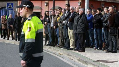 <B>BILDU, EN EL HOMENAJE A ‘ERTZAINAS’ ASESINADOS.</B> Tres concejales de Bildu participaron ayer en la ofrenda floral y el minuto de silencio en recuerdo de Ana Isabel Arostegi y Javier Mijangos, 'ertzainas' asesinados a tiros por ETA en 2001.