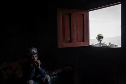 Salvador, de 10 años se encuentra en su hogar, el 2 de mayo de 2022, en la aldea de Tuilelen, en Comitancillo, Guatemala. La tasa de desnutrición crónica en Guatemala es la más alta de Latinoamérica y la sexta del mundo. 

