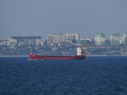 El buque granelero 'Maranta', uno de los que ha utilizado el corredor en el mar Negro establecido por la Armada ucrania, cerca del puerto de la ciudad de Odesa, el 3 de octubre de 2023.