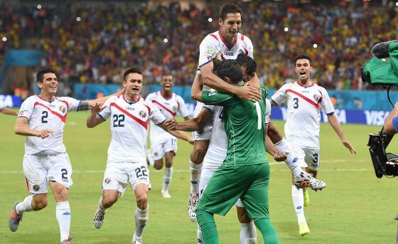 Celso Borges felicita a Navas tras detener un penalti durante un partido con Costa Rica.