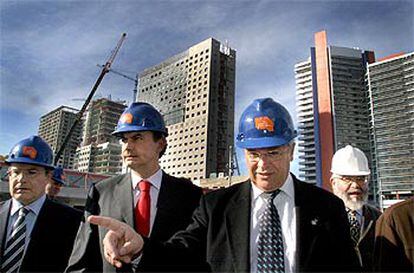 Rodríguez Zapatero recibe explicaciones del alcalde de Barcelona, Joan Clos, en las obras de Fòrum 2004.