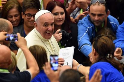 El papa Francisco durante un encuentro, el sábado, con atletas paralímpicos en el Vaticano.