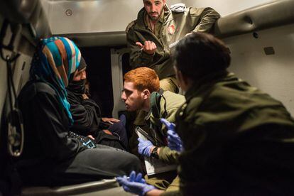 Sanitarios militares israelíes atienden a heridos sirios en una ambulancia blindada en los Altos del Golán.