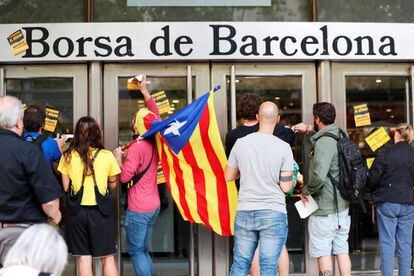 Los Comités de Defensa de la República, han llevado también su protesta al exterior del edificio de la Bolsa de Barcelona.