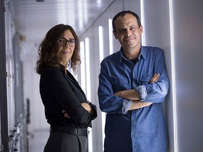 Los biólogos Marta Bosch y Albert Pol, fotografiados este jueves en Barcelona.