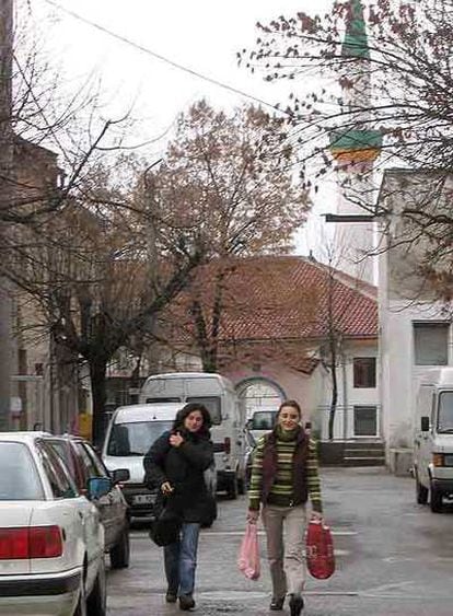 Dos jóvenes pasean por el centro de la ciudad búlgara de Djebel.