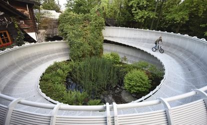 El ciclista de BMX Chris Böhm pilota por una montaña rusa por primera vez mientras intenta batir el récord mundial en Rust, Alemania.