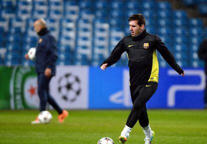  El jugador argentino del FC Barcelona Lionel Messi (i) controla el bal&oacute;n en el entrenamiento de su equipo