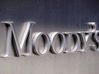 En la imagen, logo de la agencia de calificaci&oacute;n Moody&#039;s en la fachada de su sede en Nueva York (EEUU). EFE/Archivo