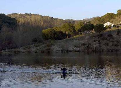 Vista del embalse de Picadas, por encima del que pasará el nuevo tramo de la M-501 que estudia la Consejería de Transportes.