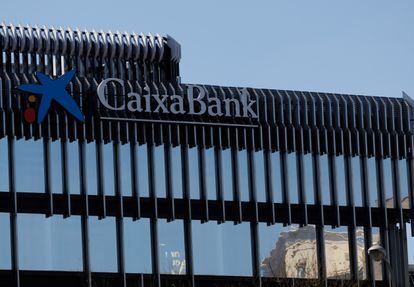 Fachada de la sede de CaixaBank en Madrid.
