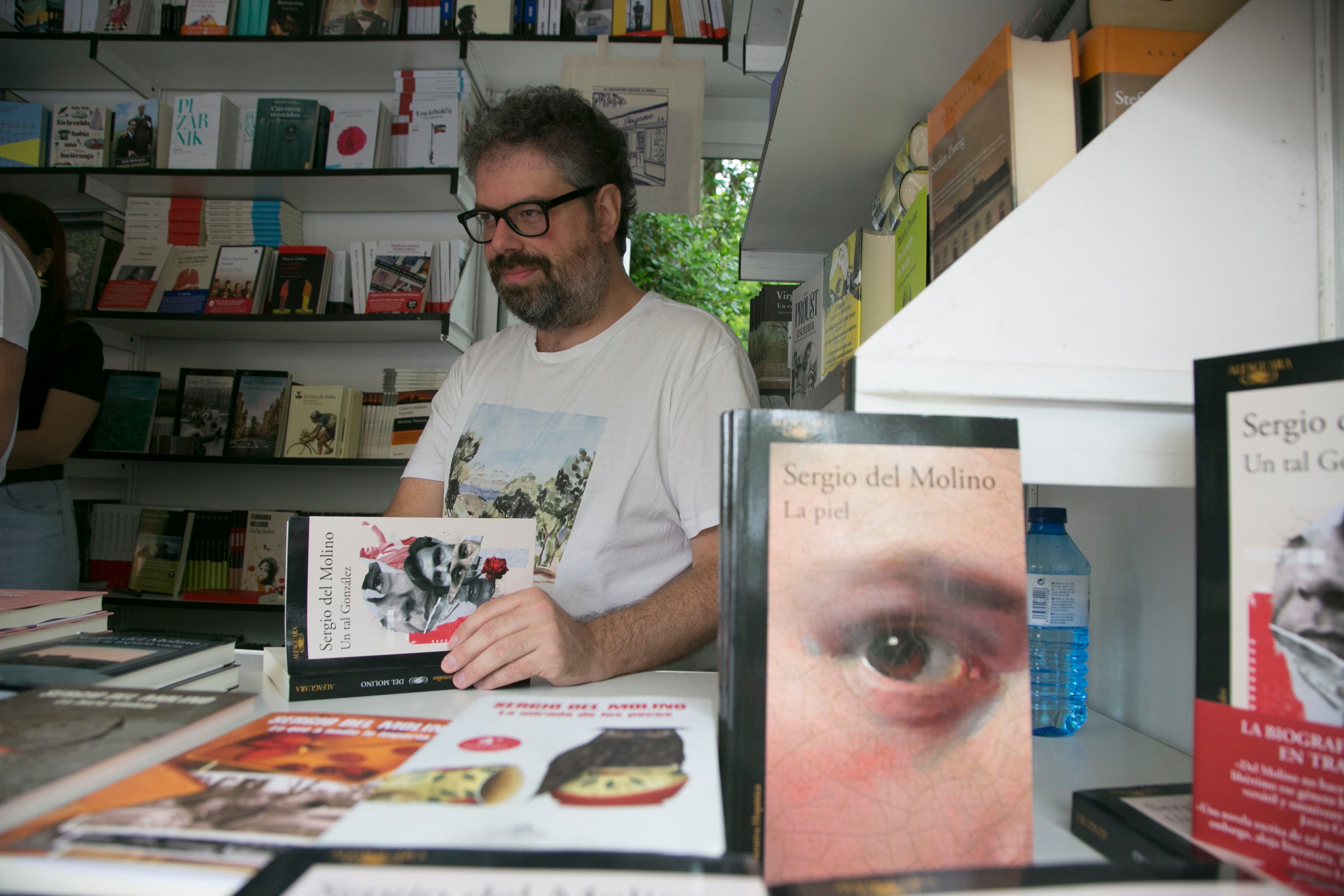Sergio del Molino firmando libros este sábado en El Retiro, en la Feria del Libro de Madrid.