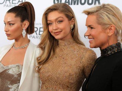 De izquierda a derecha, las modelos Bella y Gigi Hadid y su madre, el pasado noviembre.