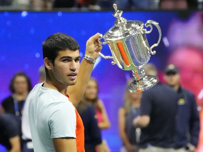 Carlos Alcaraz levanta el trofeo del US Open conseguido este domingo, su primer Grand Slam con 19 años.
