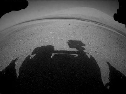 La sombra del &#039;Curiosity&#039; sobre el suelo marciano.