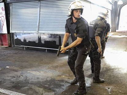 La policía persigue en La Boquería de Barcelona a los autores del atentado el día 17 de agosto. En vídeo, cronología de los atentados.