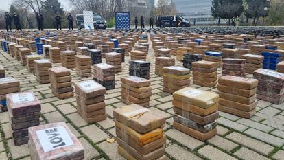Imagen de las 11 toneladas de cocaína exhibidas en el Complejo Policial de Canillas el 12 de diciembre e incautadas por la Policía Nacional en Valencia y Galicia ocultas en contenedores procedentes de Ecuador.