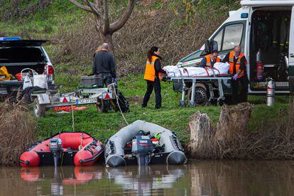 Momento del rescate de uno de los dos cuerpos del río, esta mañana en Villamarciel (Valladolid).