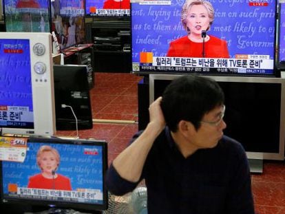 Un dependiente ve el debate en Seúl, Corea del Sur.