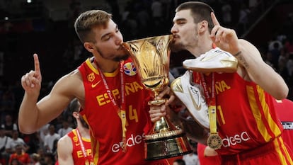 Juancho Hernangómez y Willy Hernangómez Geuer, hijos de la campeona en Perugia 93 Wonny Geuer, celebran el oro del mundial de China de 2019.