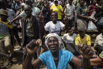 Un grupo de personas espera para ver el cuerpo del expresidente Robert Mugabe, fallecido en Zimbabwe, el 13 de septiembre.