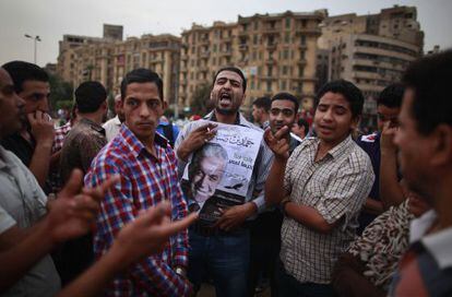 J&oacute;venes egipcios discuten en la plaza Tahrir en El Cairo los resultados extraoficiales de las elecciones presidenciales.