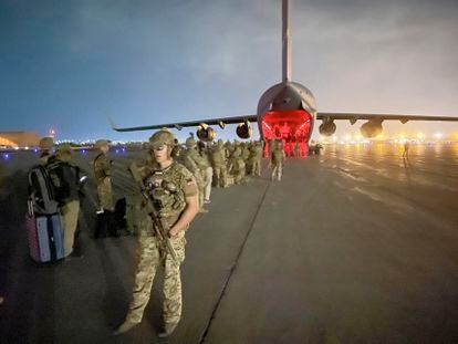 Paracaidistas estadounidenses de la 82ª división Airbone embarcan en el aeropuerto internacional de Kabul el pasado 30 de agosto, en una imagen distribuida por el Ejército de EE UU.