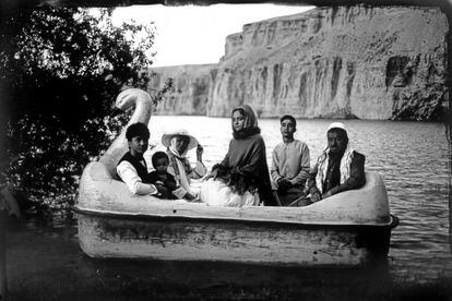 La familia Moradi navega en un bote en el lago Band-i-Mir, una de las principales atracciones turísticas en la región del valle de Bamiyan, en el centro del país, el pasado 17 de junio. Es la región en la que se encontraban los Budas Gigantes que los talibanes dinamitaron en marzo de 2001 al considerar que la conservación de estatuas era equiparable a la adoración de ídolos, prohibida en el islam. También en este tiempo prohibieron la fotografía de humanos y animales con el argumento de que era contraria a la fe islámica.
