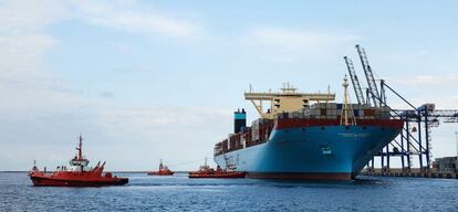 Vista del mayor buque contenedor del mundo, el &quot;Maersk MC-Kinney Moller&quot;, a su llegada al puerto de Gdansk (Polonia).