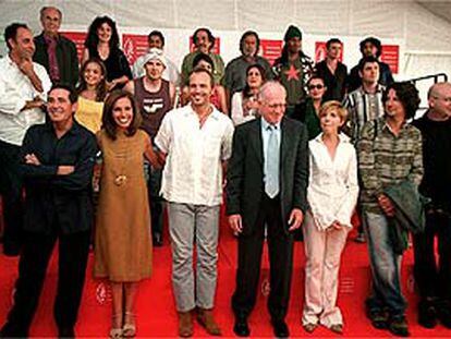 En primera fila, y de izquierda a derecha: Miguel Ríos, Ana Belén, Miguel Bosé, Eduardo Bautista y el grupo Presuntos Implicados, rodeados por algunos de los artistas españoles que competirán en los Grammy Latinos. PLANO GENERAL - FOTO DE GRUPO
