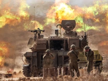 Un obús autopropulsado del ejército israelí dispara rondas cerca de la frontera con Gaza, en el sur de Israel, el 11 de octubre de 2023.