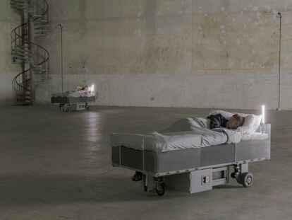 &#039;Two Roaming Beds&#039;, la instalaci&oacute;n de Carsten H&ouml;ller en Mil&aacute;n.