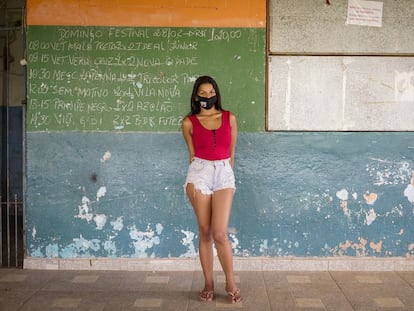 Stephany Rejani, brasileña, de 20 años, conciliaba estudios con trabajo, pero dejó de ir a la escuela a raíz de la pandemia de covid-19.