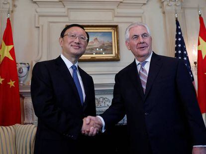 El consejero de Estado chino, Yang Jiechi, y el secretario de Estado norteamericano, Rex Tillerson, este martes en Washington