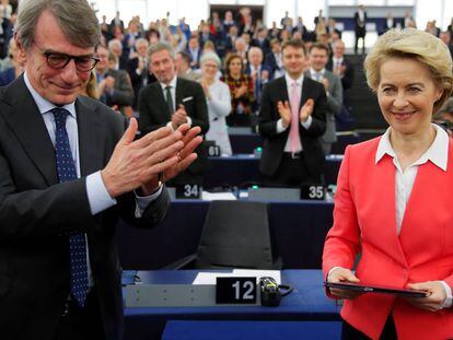 David Sassoli aplaude a Ursula von der Leyen, este miércoles en el Parlamento Europeo.