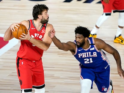 Marc Gasol, defendido por Joel Embiid.