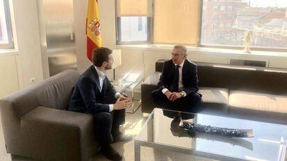 El presidente del PP de Aragón, Luis María Beamonte, con el líder del partido, Pablo Casado, en la sede nacional del PP en Madrid este martes.