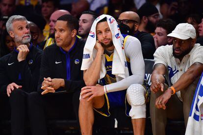 Stephen Curry tuvo 23 puntos en una noche donde su equipo perdió por 30.