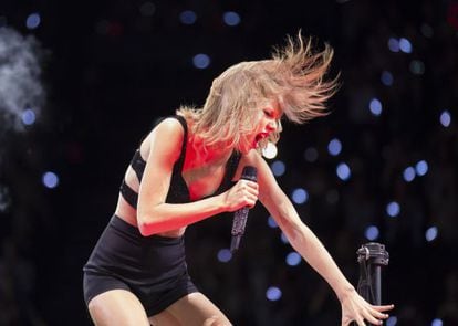 Taylor Swift, durante su actuación de ayer en Ámsterdam.