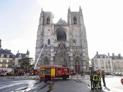 Bomberos y camiones de bomberos trabajan en controlar y apagar el incendio de la catedral de Nantes, el 18 de julio.