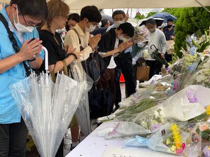 Altar levantado en homenaje al ex primer ministro Abe, en el lugar donde fue asesinado el pasado viernes, en la ciudad japonesa de Nara.