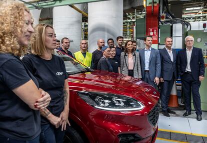 La ministra de Industria, Reyes Maroto, ha visitado las instalaciones de la fábrica de Ford en Almussafes junto al presidente de la Generalitat Valenciana, Ximo Puig, y los directivos de la multinacional.