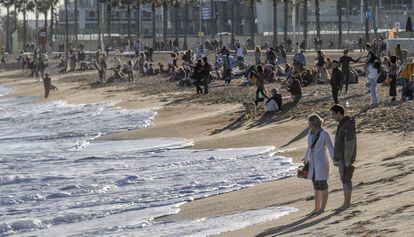 Desenes de persones aquest divendres a la platja de Sant Sebastià, a Barcelona.