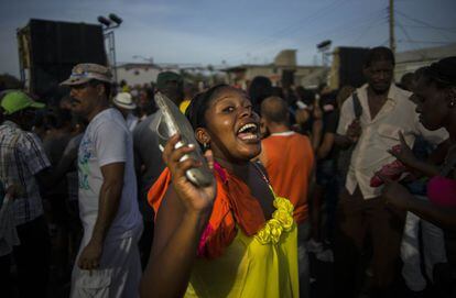 "La ciudad y la región tienen mucho que ofrecer. Es sólo una cuestión de tiempo antes de que el turismo en Santiago comienza a crecer", según el director de Insight Cuba, una de las mayores operadoras de viajes de EE UU a Cuba. En la imagen, ambiente en el carnaval de Santiago el 27 de julio de 2015.